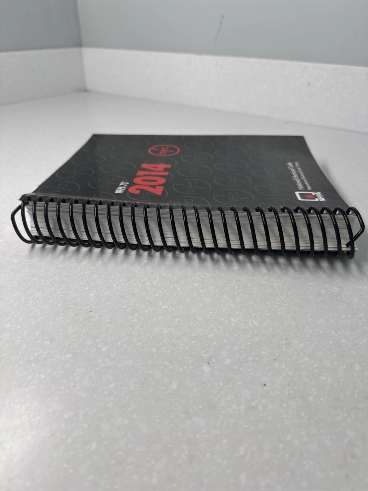 NFPA 70, National Electrical Code : 2014 Edition by National Fire Protection Association (NFPA) (2013, Spiral)